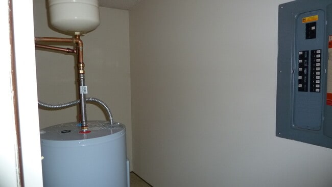 Building Photo - Cute home in the heart of Elizabeth City!