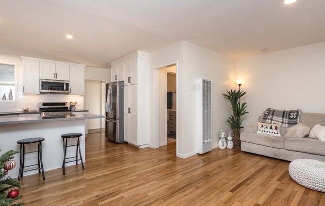 Foto del edificio - 351 Ramona Dr