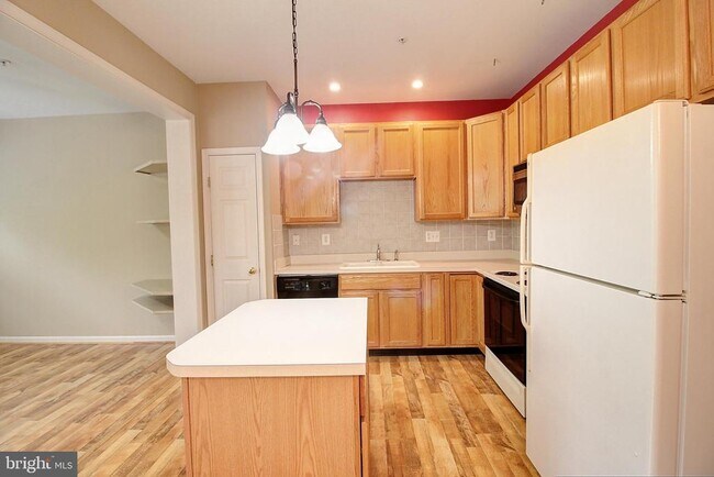 Building Photo - 6135 Newport Terrace