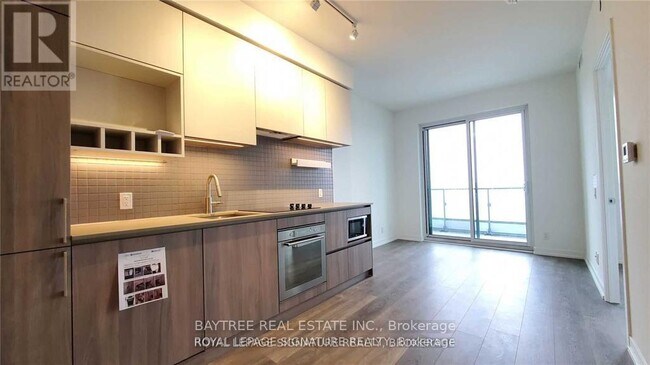 Photo du bâtiment - 950 Portage Pkwy