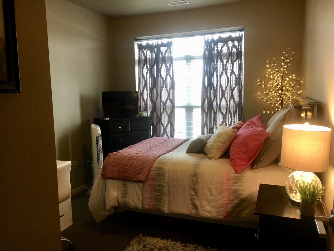 Foto principal - 629 S Riverside Dr