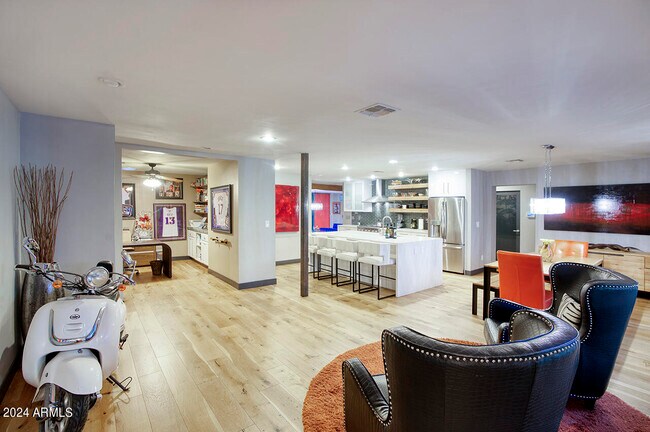 Foto del edificio - 4108 E Mitchell Dr