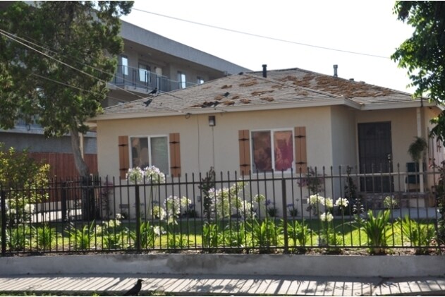 Building Photo - 842 N Summit Ave