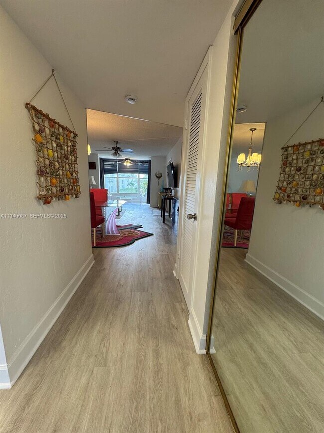 Foto del edificio - 8280 Sunrise Lakes Blvd