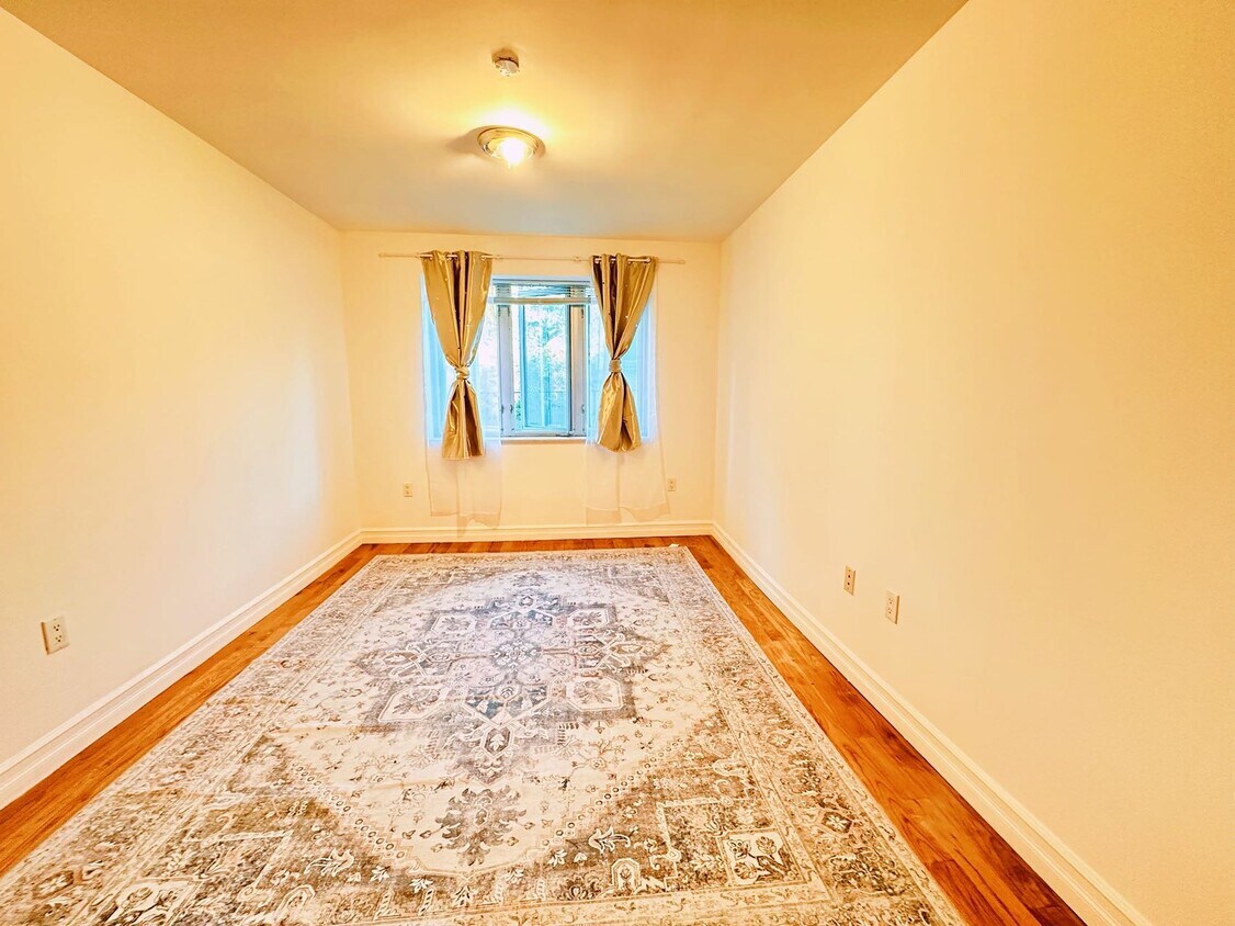 Foto del edificio - 8510 Elmhurst Ave