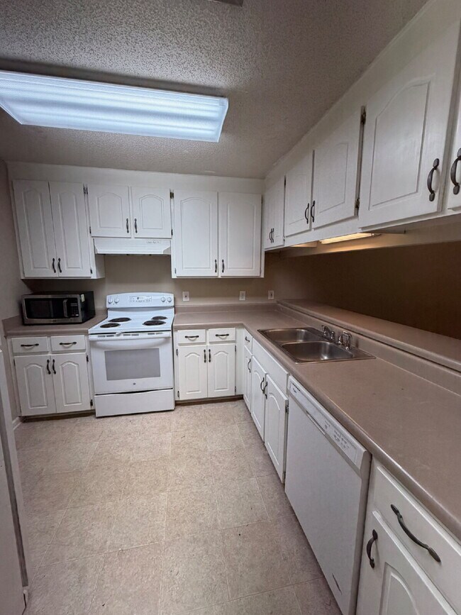 Foto del edificio - Unit #1 in triplex available FOR RENT in Taylor, AL