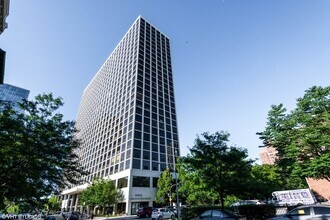 Building Photo - 4343 N Clarendon Ave