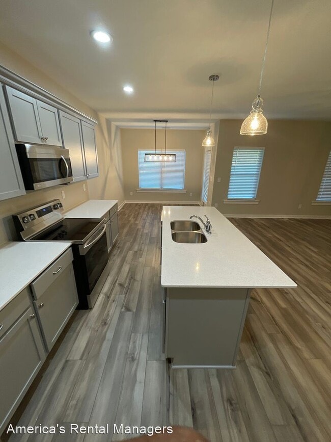 Building Photo - 4 br, 2.5 bath House - 140 Victor Drive