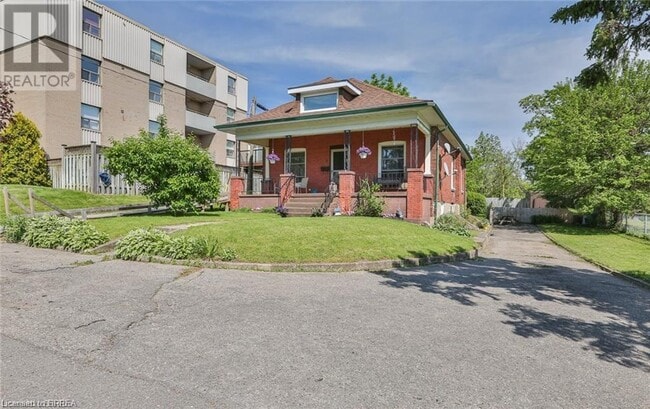 Building Photo - 5 Cloverdale Ave