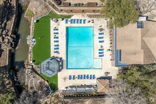 Vista aérea de la piscina inspirada en el resort - Las Colinas Heights