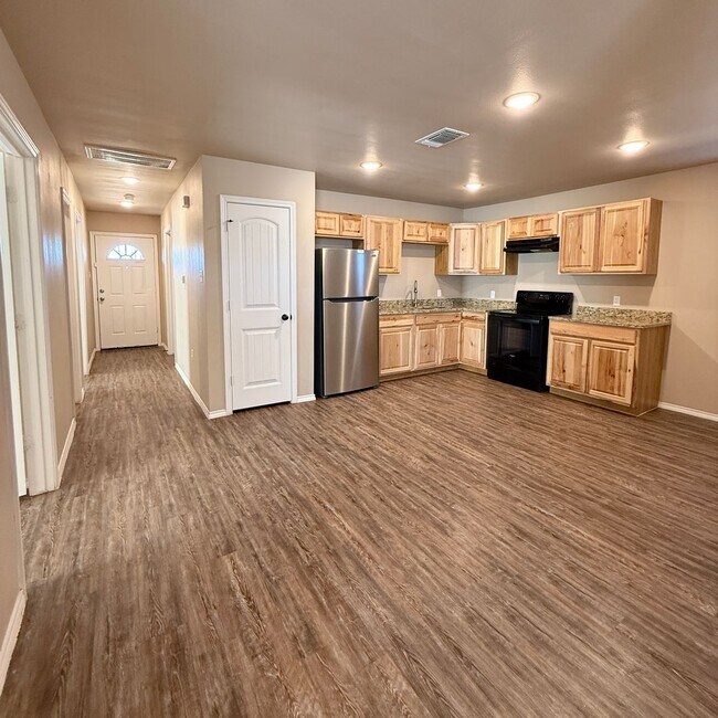 Building Photo - Move In Special 1/2 Off First Full Months ...