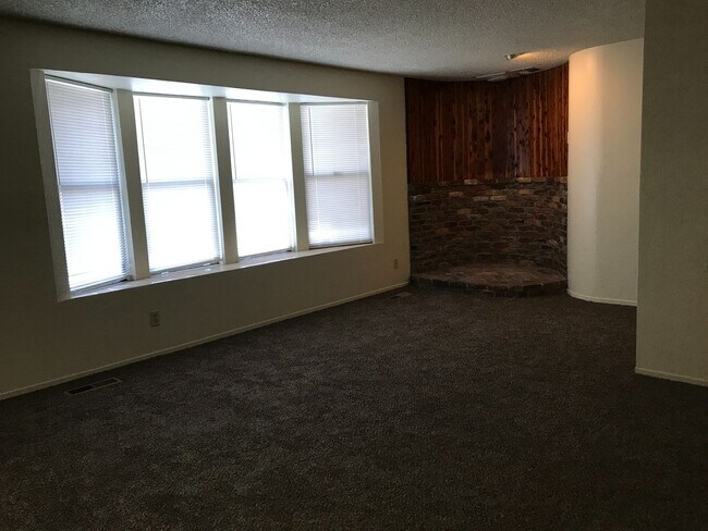 Foto del edificio - 4 Bedroom in South Reno