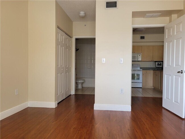 Foto del edificio - 7930 N Nob Hill Rd