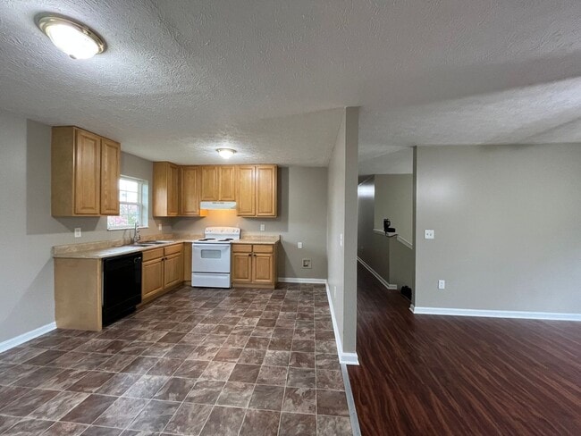 Building Photo - 3 bedroom, 2 bathroom house located in New...