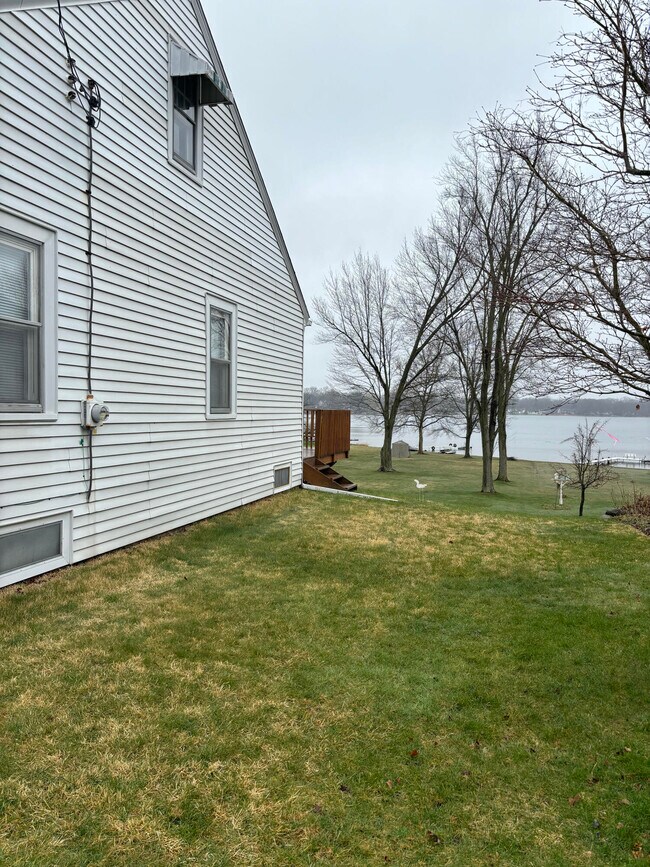 Building Photo - 1420 E Osterhout Ave
