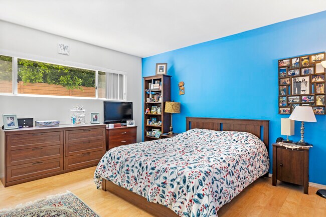 Building Photo - 15248 Dickens St