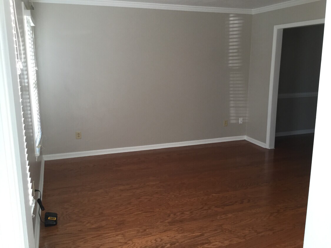 Primary Photo - 1220 Quarter Way