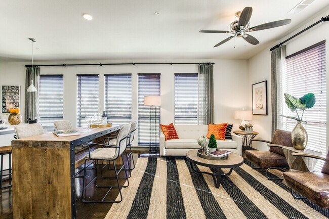 Foto del edificio - Get the Space You Want & 6 Weeks FREE!