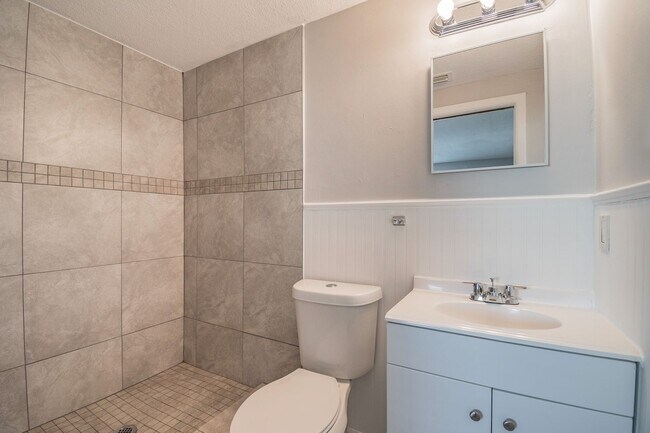 Building Photo - Like New 3/2/1 in Port Richey