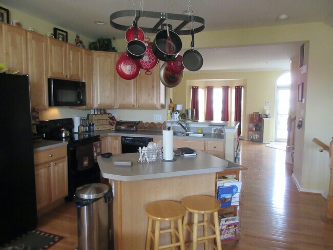 Foto del edificio - VERY SPACIOUS TOWNHOUSE IN VILLAGES OF URBANA
