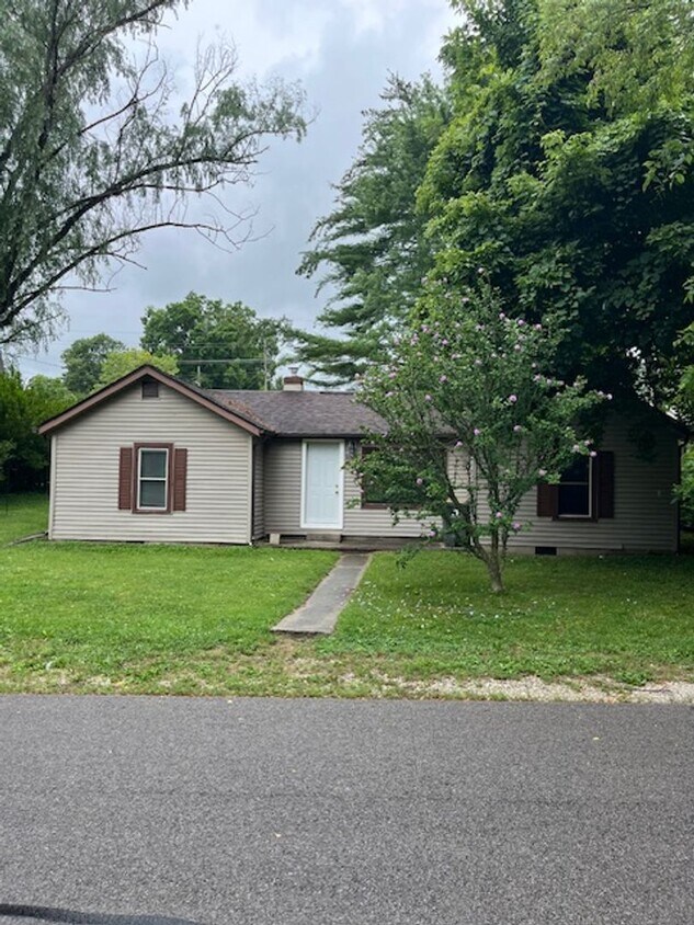 Foto principal - Charming 2-Bedroom Home Near Switchyard Pa...