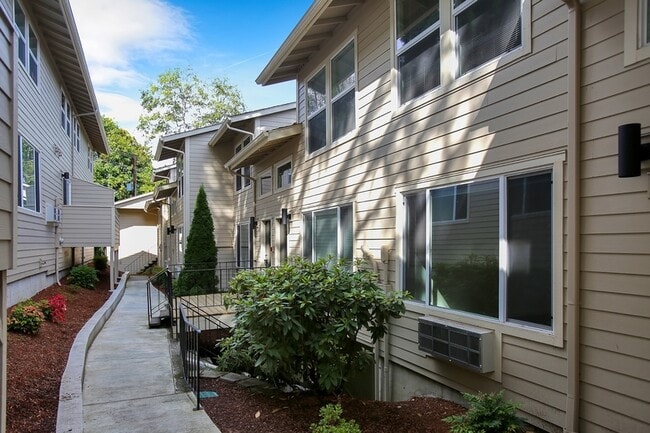 Building Photo - 3105 SW Barbur Blvd