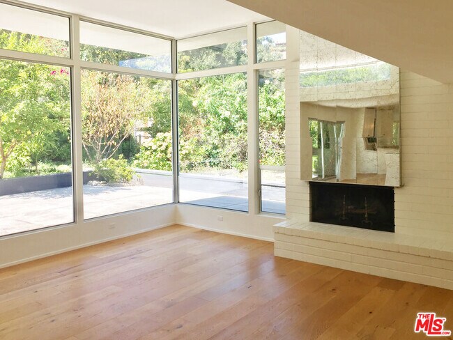 Foto del edificio - 2448 Arbutus Dr