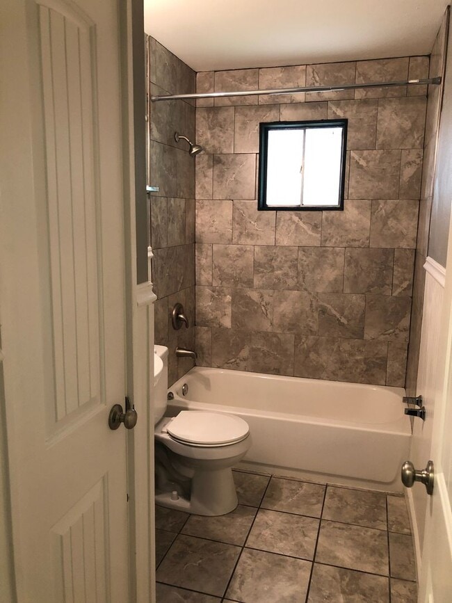 Foto del edificio - 3 Bedroom 1 Bath Beautifully Updated Home in Florissant, MO.