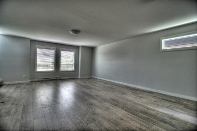 Building Photo - 5017-5027 aveUPPER