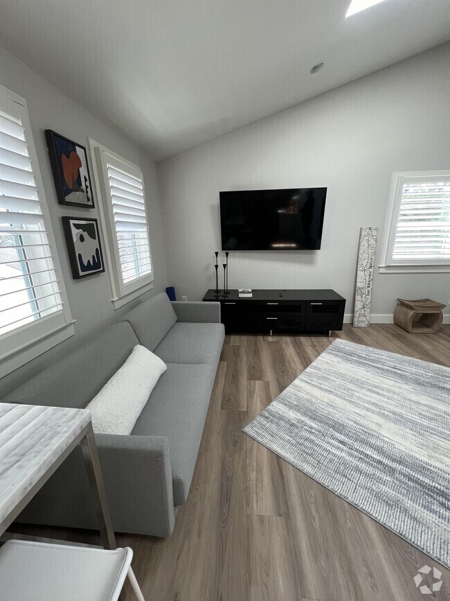 Highland Gardens Apartments for Rent with Hardwood Floors Franklin