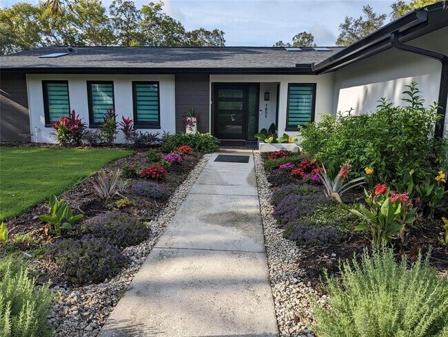 Foto del edificio - 1851 Royal Oak Pl E