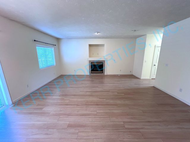 Foto del edificio - FREE RENT! Charming 3-Bed Home with 2.5 Ba...