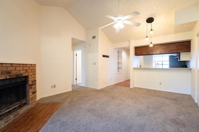 Building Photo - 421 W San Antonio St