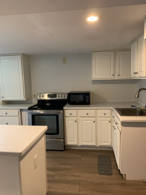 Kitchen - 4018 Schroeder Ave