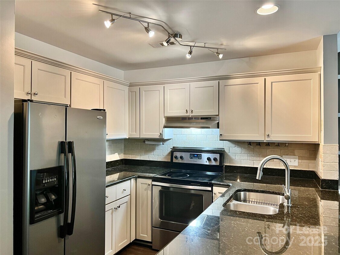 Foto principal - 3306 Selwyn Farms Ln