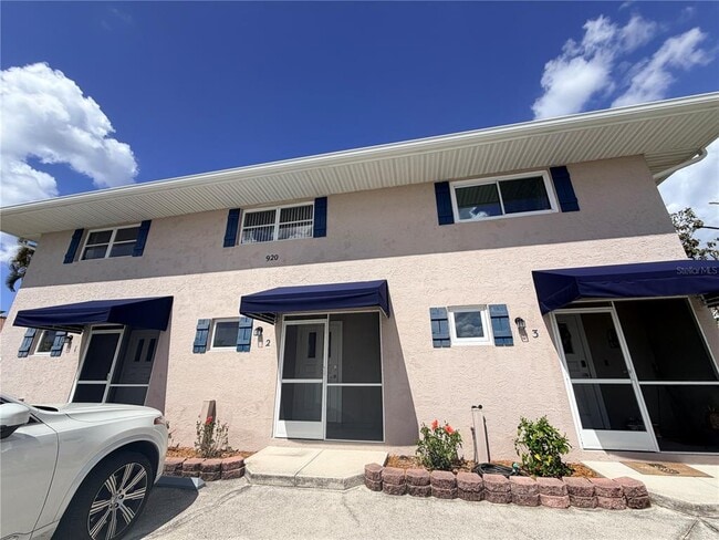 Building Photo - 920 Conecta Dr
