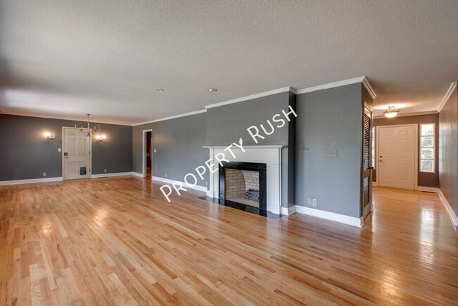 Photo - 303 Windmere Dr House