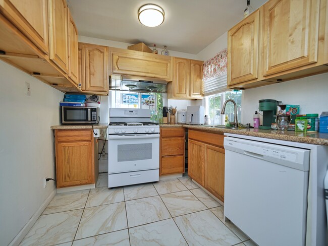 Building Photo - 5900 Ortega St