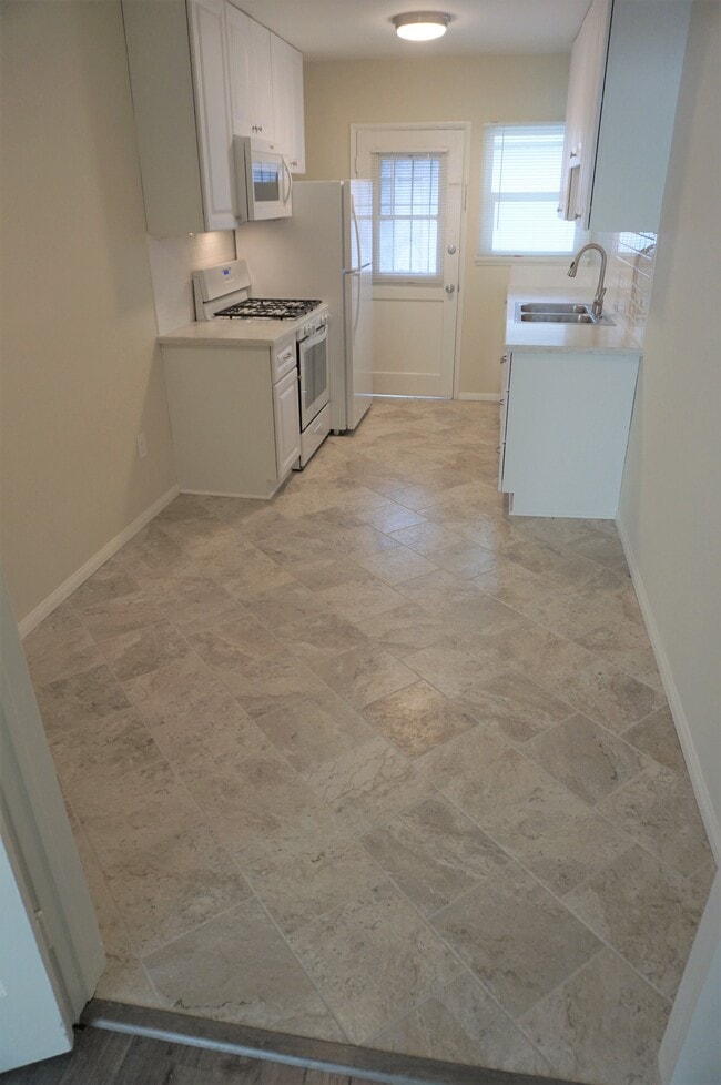 Kitchen w/ Breakfast Nook - 3028 Livonia Ave
