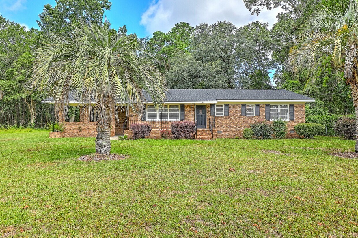 Foto principal - Spacious and Charming Brick Ranch in the H...