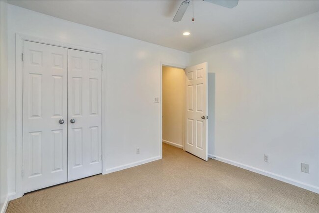 Building Photo - Updated townhome in popular Paper Mill Cou...