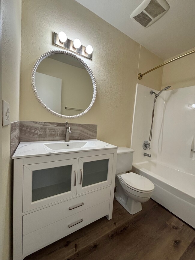 Foto del edificio - 16481 Waterway Cir