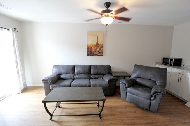 Building Photo - 1420 Bradley Dr