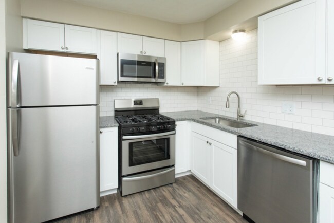 Foto del edificio - 23700 W Warren Ave