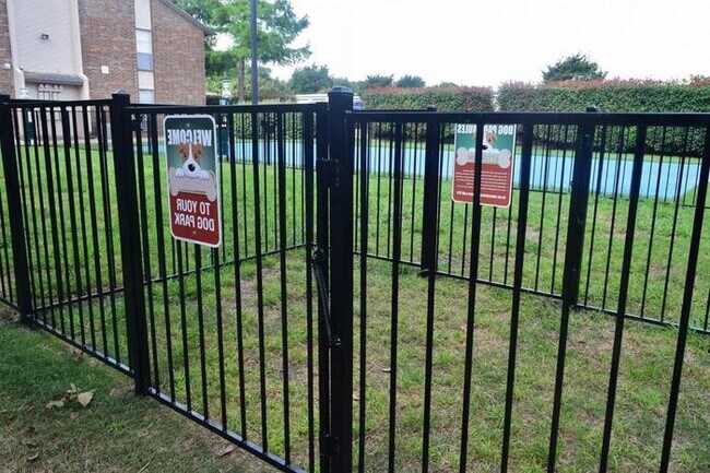 Foto del edificio - 2750 E Trinity Mls Rd