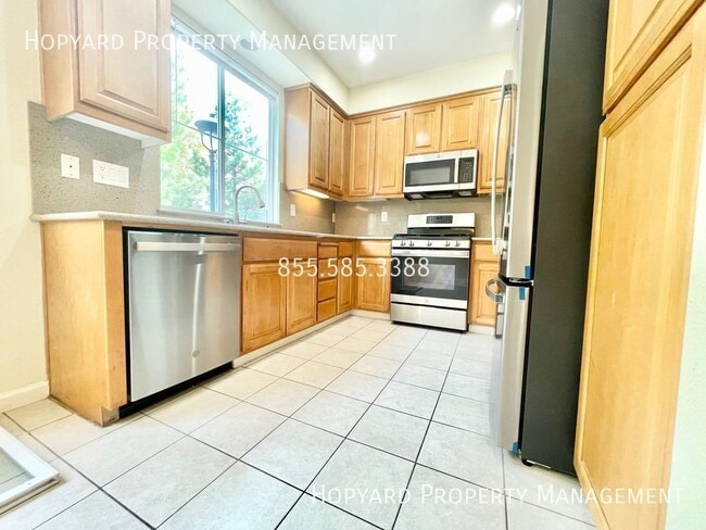Building Photo - 3 bedroom, 2 1/2 bathroom townhome in Miss...
