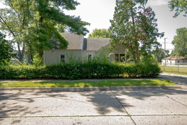 Building Photo - Make  this your new home!
