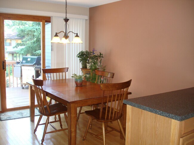 Foto del edificio - Spacious 3 Bedroom 2 Bath Townhome in Inve...