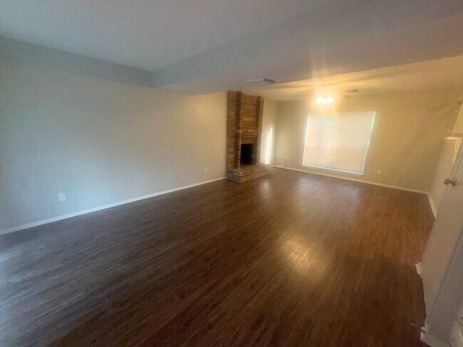 Foto del edificio - 2222 Riverford Dr