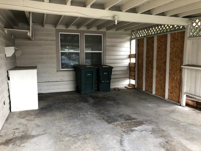 Building Photo - Charming Corner Lot Home with Big Yard! Pe...